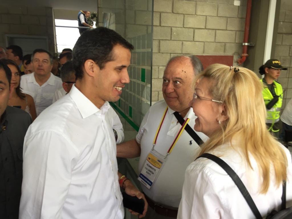 adais_casares's tweet image. Algunos tienen poca memoria pero, por fortuna, somos muchos los que jamás olvidaremos todo el daño que nos han hecho. 

Hoy les quiero recordar 'El Frente Amplio', conformado por la MUD y los chavistas que fueron leales a Chávez. Entre ellos Luisa Ortega Díaz, y el torturador del…