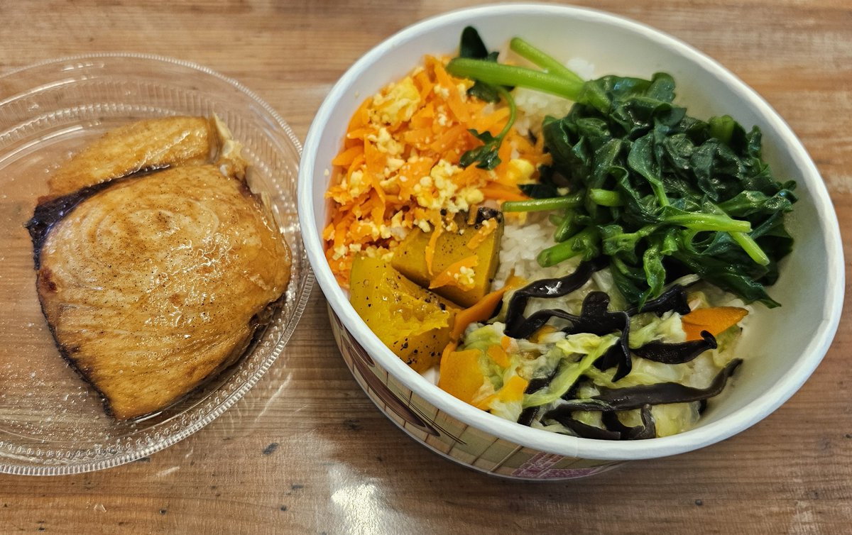 💫小港的神奇物價💫
旗魚便當，四樣菜……100塊
那片魚有10塊硬幣這麼厚……
老闆會長命百歲的🥺