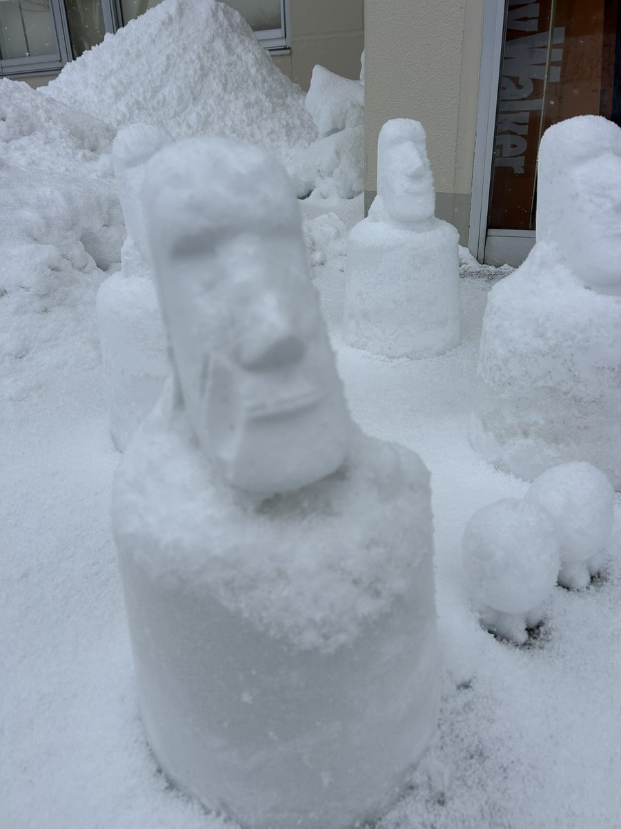 meihanpr's tweet photo. 得意先の阿賀野川SA上り店に納品に行ったら、雪のモアイ像のお出迎え🗿❄️
入口だけかと思ったらベンチや水飲み場にも✨
いろいろな所に設置されてるので、探してみるのはどうですか😆

#阿賀野川SA雪モアイ
#磐越道
#雪
#モアイ https://t.co/b74iPO9ndJ