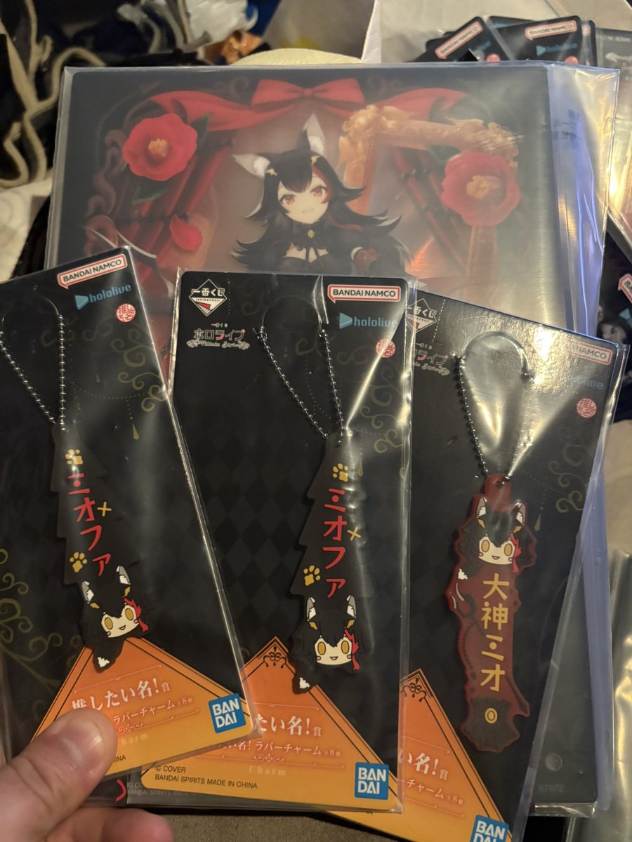 俺と後輩、それぞれの推し名ラバーストラップ目当てで探し回って