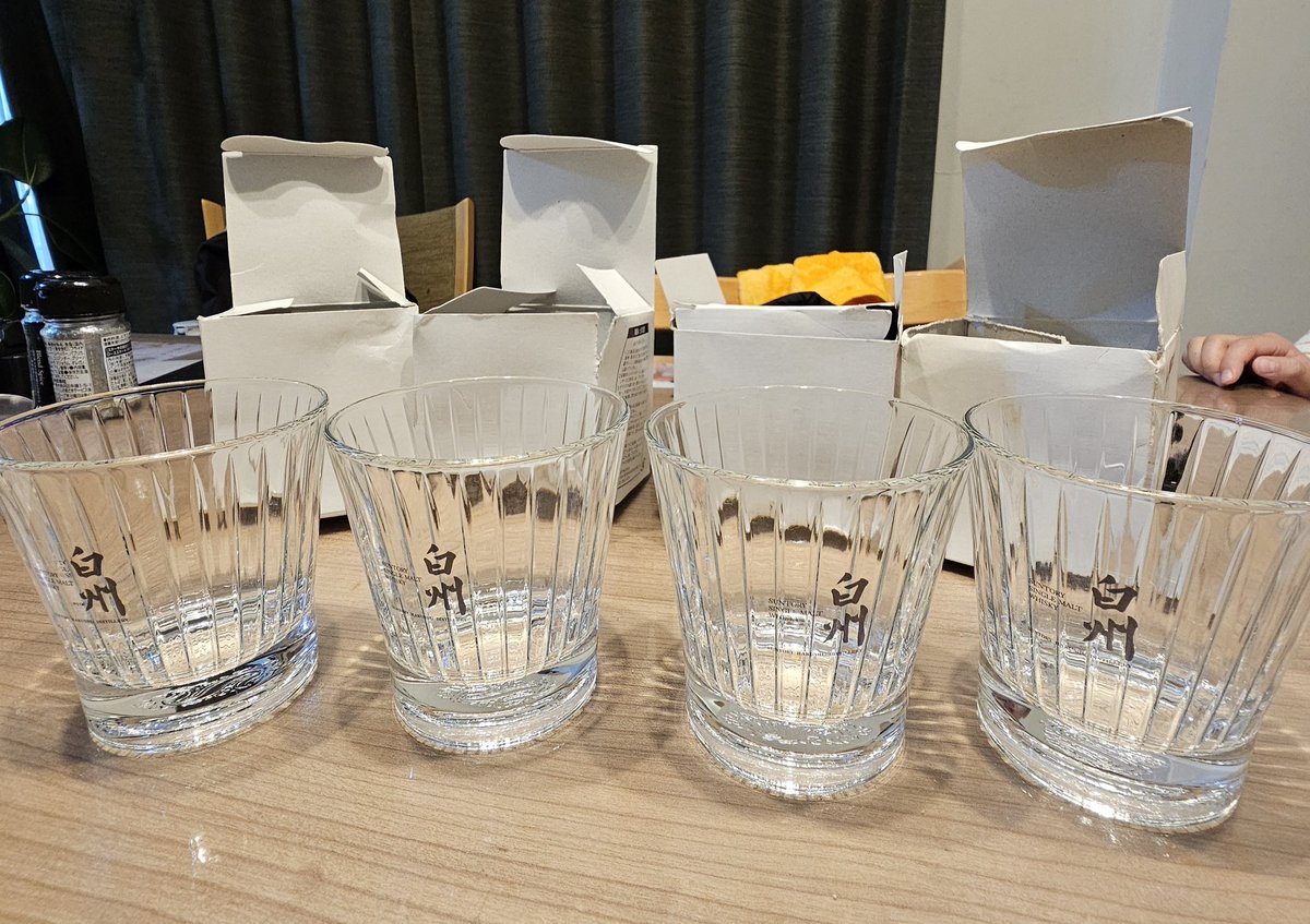 odekinger's tweet image. 親父の遺品で白州のロックグラスが4つも出てきた。
昔ショップで売ってたのか、非売品なのか何も分からないけど、自分用に1つあれば十分だな～