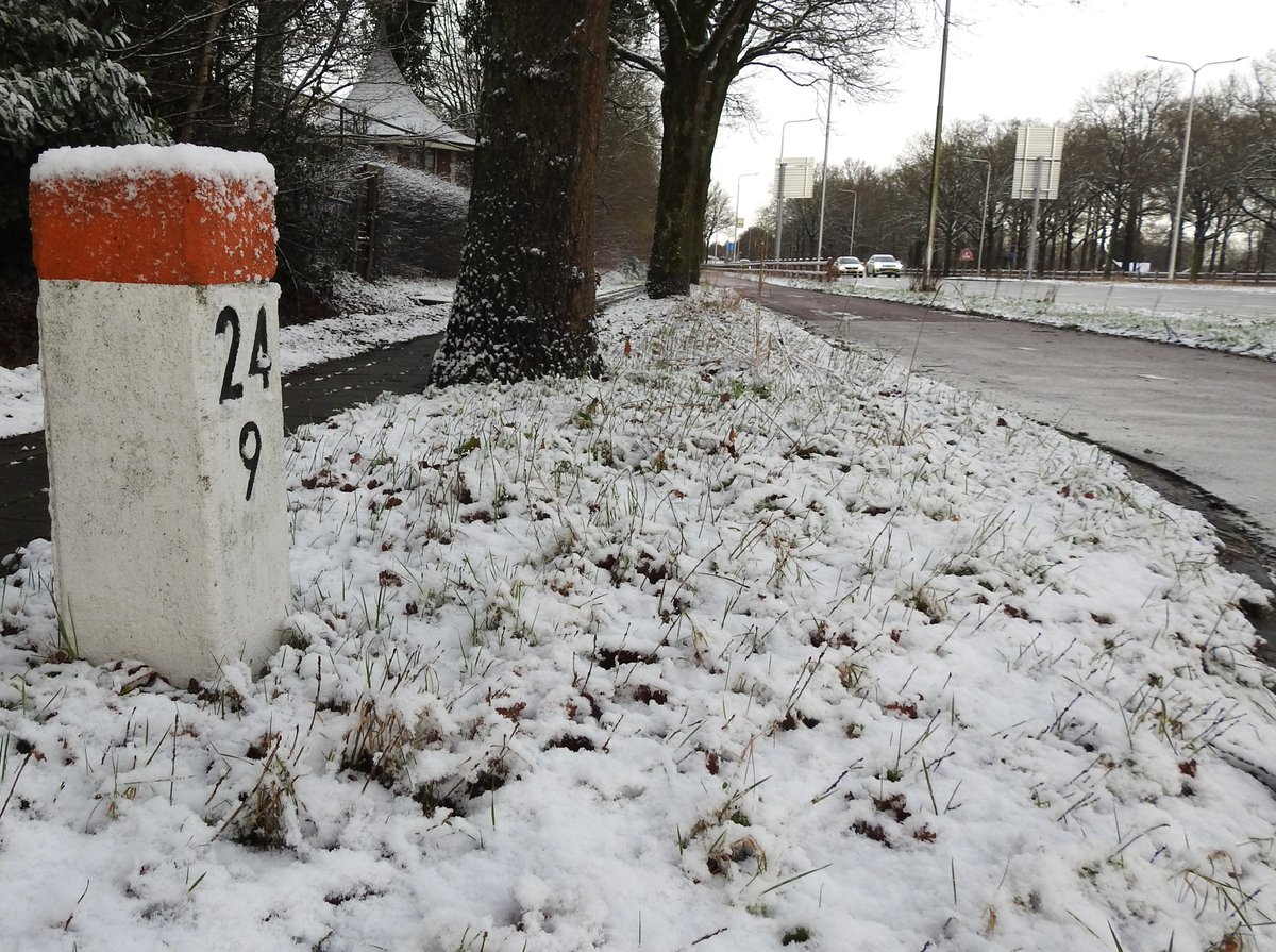 BekiekTwente's tweet image. In #Twente staan nog enkele verschillende oude hectometerpaaltjes, zoals deze in #Almelo.
Meer over deze paaltjes in verhaal 'Hectometerpaaltjes | Twente' in mijn podcast De Verhalen Liggen Op Straat.
#Hengelo #Wierden
#BekiekTwente