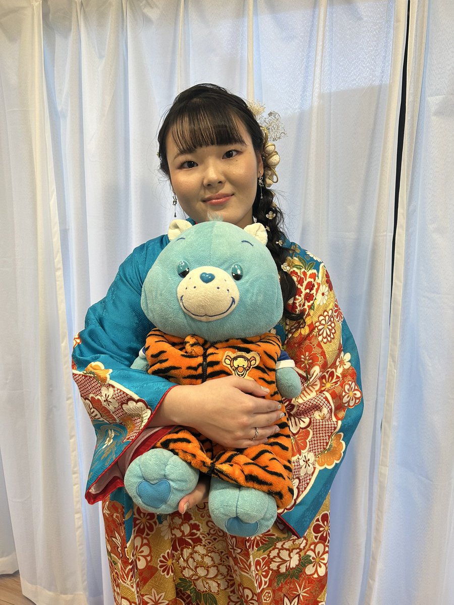 ASUKA7040's tweet photo. 成人式行ってきました〜

大好きなぬいちゃんと一緒にパシャリ📸 https://t.co/xJMCkDwGus