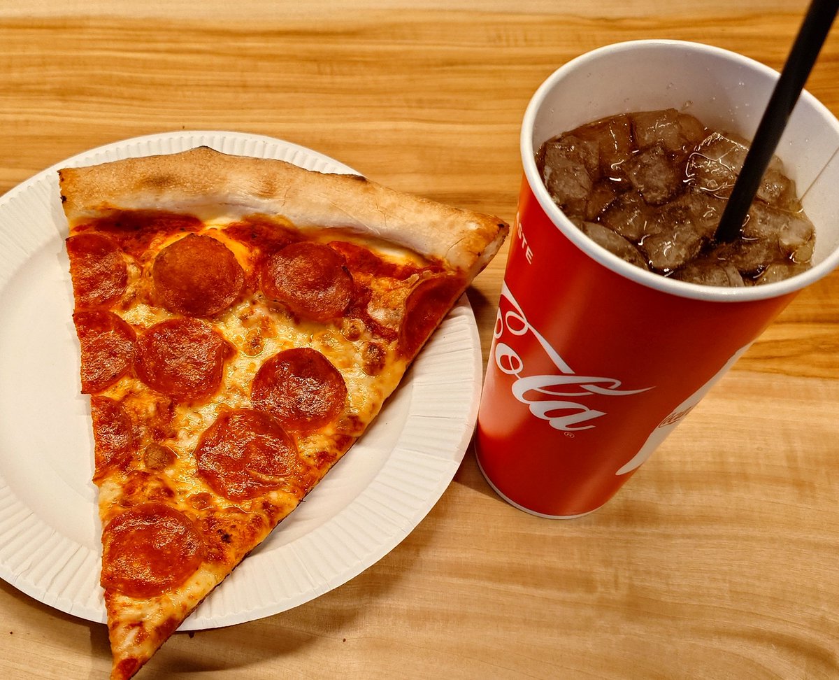 病み上がりなのと、明日からの仕事のリハビリも兼ねて、今日は近場をブラブラしてました🍕🥤🐕️✨️