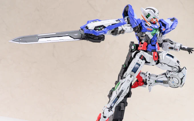 PG 1/60 ガンダムエクシア完成しました プラ板でアウトラインを整えつつ筋彫りやプラ材などでディテールupしました。 配色は原作準拠のカラーにフレームの一部にレッドを追加したカラーリングで塗装しました。 今年初完成品にしてはかなりの大きさ 改めまして本年もよろしくお願いいたします