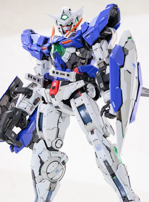PG 1/60 ガンダムエクシア完成しました プラ板でアウトラインを整えつつ筋彫りやプラ材などでディテールupしました。 配色は原作準拠のカラーにフレームの一部にレッドを追加したカラーリングで塗装しました。 今年初完成品にしてはかなりの大きさ 改めまして本年もよろしくお願いいたします