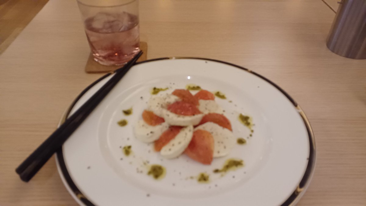 minoripoke's tweet photo. 近所のバーのメニューにカプレーゼあったから億安の真似して頼んでみた✨
ゥンまああ～いっ https://t.co/FmaXrCMfe5