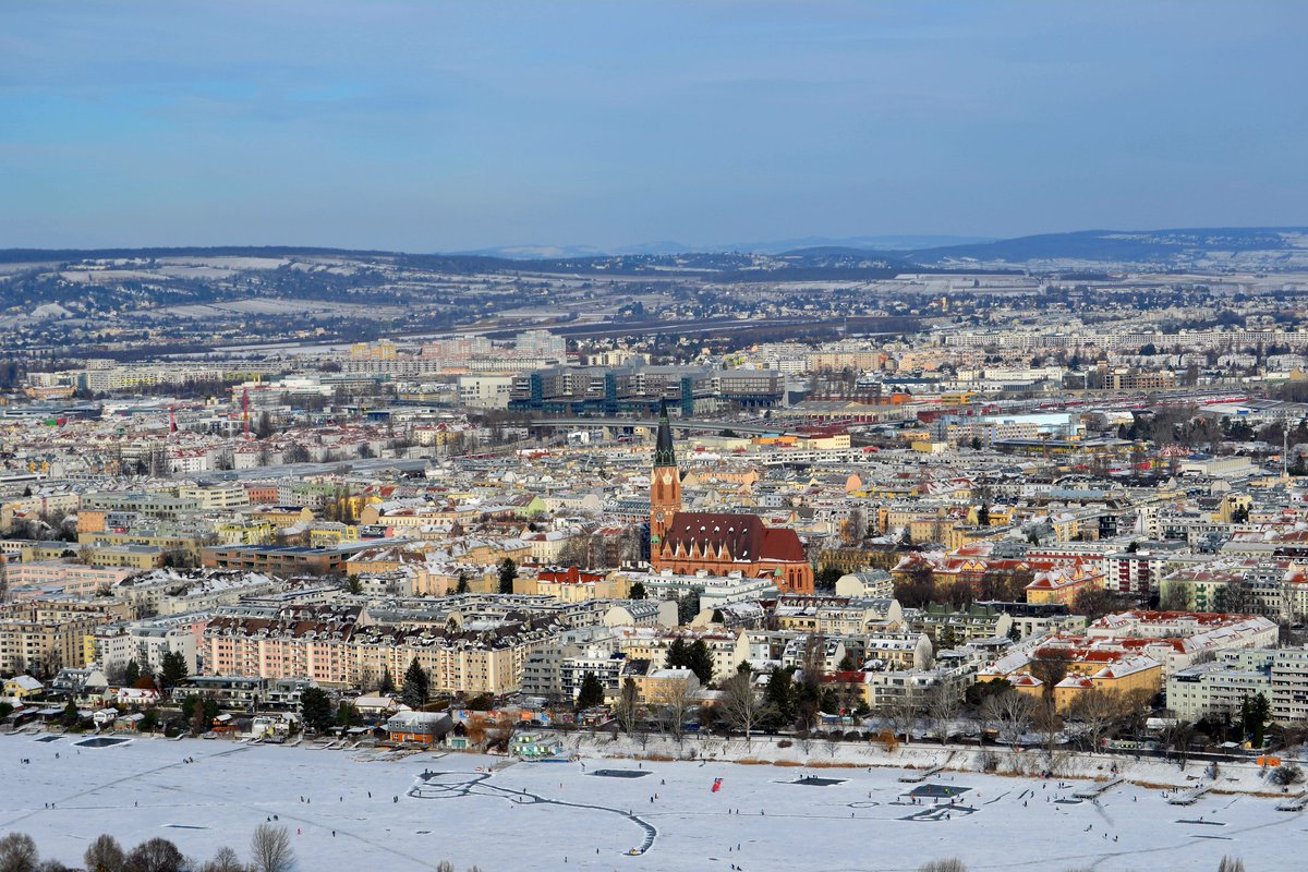 roman_polz's tweet photo. Blick vom eisig kalten Donauturm,  offene Aussichtsplattform. 
11.1.2025 https://t.co/zrBvBBoHyN
