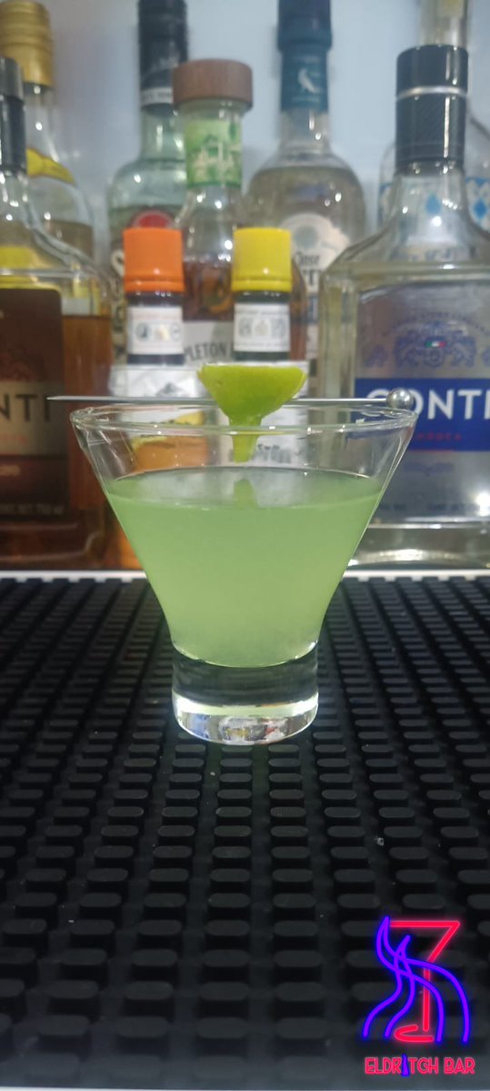 Anticongelante

coctel de autor

1oz  de licor de manzana verde
½oz de licor de coco
½oz de licor de anís dulce
1 barspoon de jugo de limón

remueve con hielo en vaso mezclador

#cocktail #drinks #coctel