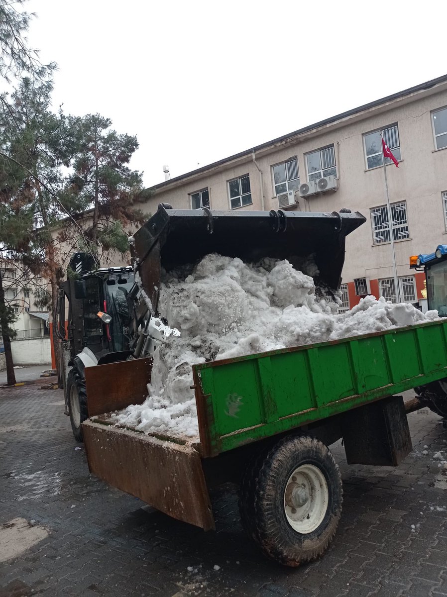 Yoğun kar yağışı sonrası Profilo İlkokulu ve Ortaokulu bahçesinde daha önce toplanan kar birikintileri, bugün kepçe ve traktörlerle tamamen kaldırılmıştır.
Yapılan bu çalışmalarla okul bahçemiz öğrencilerimizin güvenli kullanımı için uygun hale getirilmiştir.
Başta Haliliye
