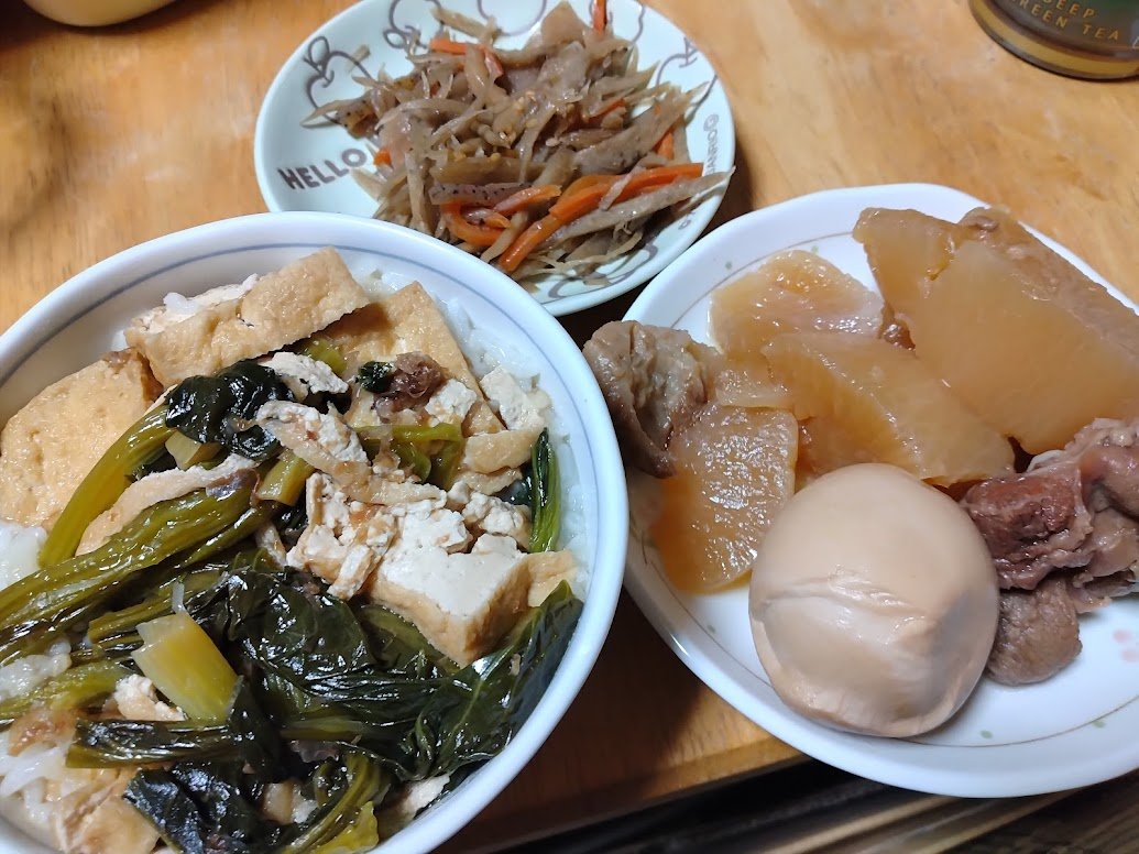 晩ご飯中🌃🍚
おでんの大根よい感じで染みてるのねん(*'∀`*)b
明日が楽しみじゃ～🍢😊 