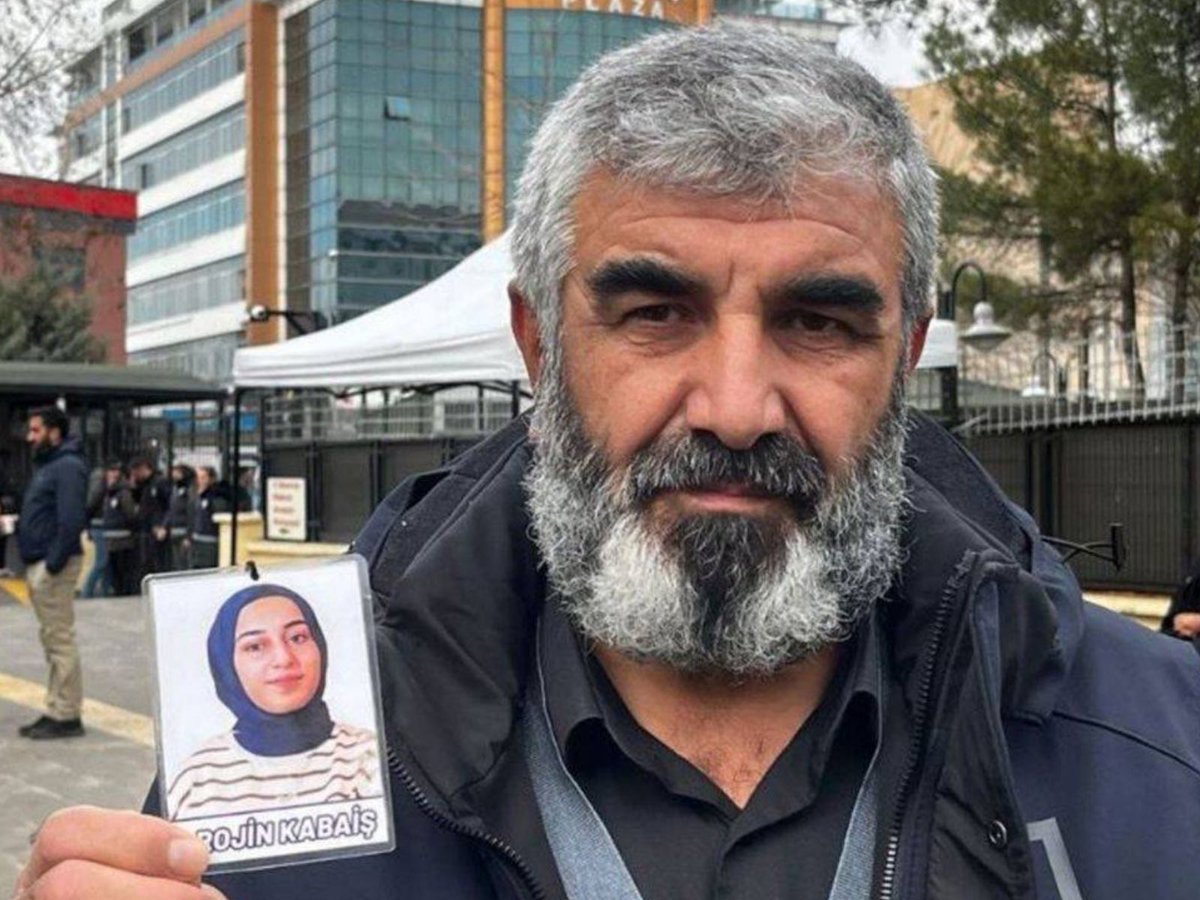 ww3mediaa's tweet image. 🚨Rojin Kabaiş'in Babası Nizamettin Kabaiş:

▪️Boğazına zarar vermişler. Akciğerinde su yok.

▪️18 günlük kayıp sürecinde suda değilmiş. Vücudunu gördüm; yüzü biraz şişmişti.

▪️Gassal ile konuştum. 'Abi 18 gün suda kalacak bir beden değil' dedi.

-NTV