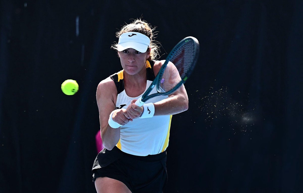 Triunfazo! 💪 Solana Sierra debutó con victoria en el WTA 250 de Hobart:  1-6, 6-4 y 6-1 ante Caty McNally. 🫶🇦🇷