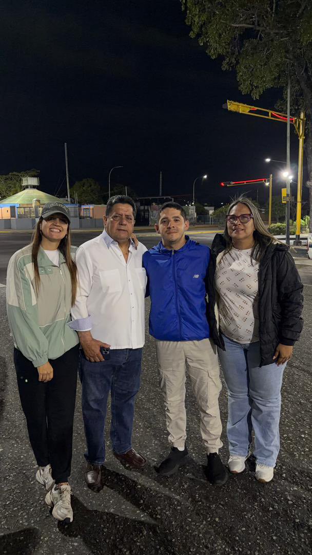 ZambranoSoley's tweet image. ¡Dios es bueno! Hoy #12Ene en plena madrugada se nos alegró el alma. Endrick Medina, nuestro compañero larense, luego de 1año y 5meses, fue liberado. Es preciso recordar, la libertad es un derecho humano, restringirlo por pensar distinto es negar la democracia que todos merecemos