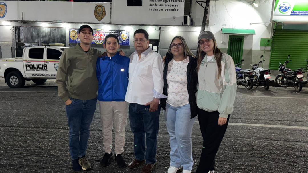 ZambranoSoley's tweet image. ¡Dios es bueno! Hoy #12Ene en plena madrugada se nos alegró el alma. Endrick Medina, nuestro compañero larense, luego de 1año y 5meses, fue liberado. Es preciso recordar, la libertad es un derecho humano, restringirlo por pensar distinto es negar la democracia que todos merecemos