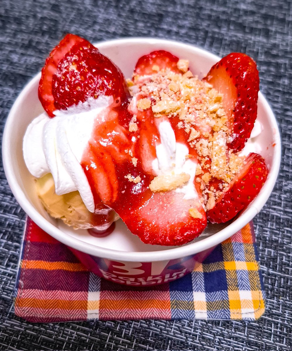 tabehapi's tweet image. サーティワンのダブルサンデーストロベリーミルフィーユ🍓アイスはストロベリーロイヤルミルクティーとチョコレートムースロイヤルをチョイス😍しあわせ🥰