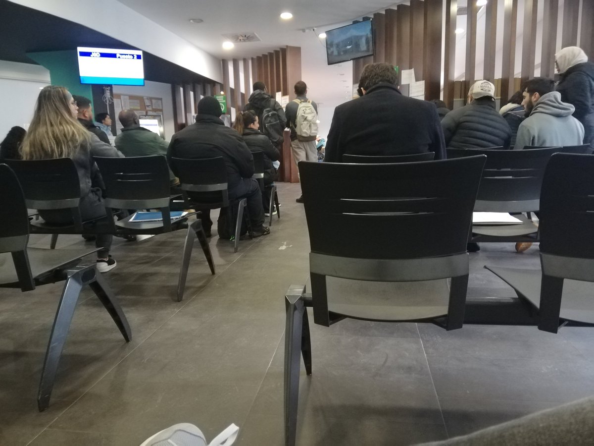 PoesiayPatria's tweet image. Estoy en comisaria renovando el DNI y de todos los qu3 veis, soy el único español. 97% panchos y 3 moritos... La nueva España.