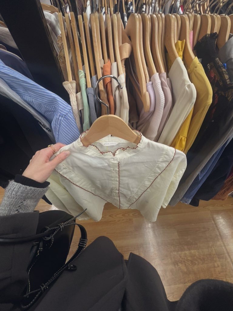 la_mer2002's tweet photo. 久しぶりのセカストdig
可愛いブラウス見つけた🎶💛 https://t.co/oqLm9iRUti