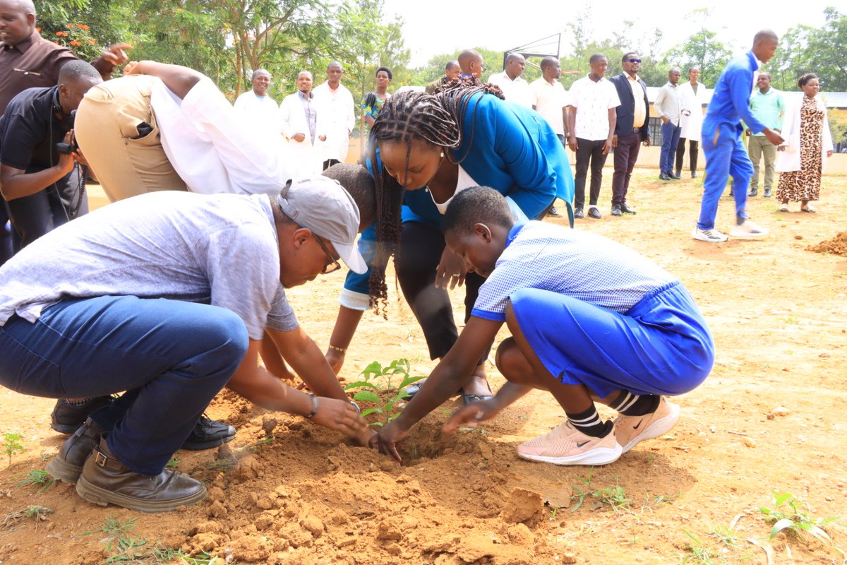 BugeseraDistr's tweet photo. Kuri uyu wa Mbere, Umunyamabanga wa Leta muri @Rwanda_Edu, @ClaudetteIrere,ari kumwe na Guverineri @PudenceR n'Umuyobozi w'Akarere @MutabaziRich,mu Kigo cya GS Dihiro, yahatangirije ubukangurambaga #FresheriKuIshuri bugamije kwimakaza #IsukuHose mu banyeshuri.
#UmwandaSiUwiRwanda https://t.co/J5R76rQCHA