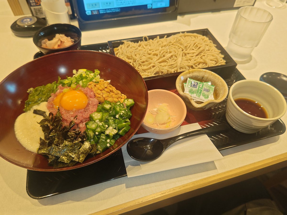 papipupe358's tweet photo. ネバーネバーギブアップ精神を維持する為にこの大戸屋ばくだん丼もよく食べます候✨ https://t.co/OurESP5MTO