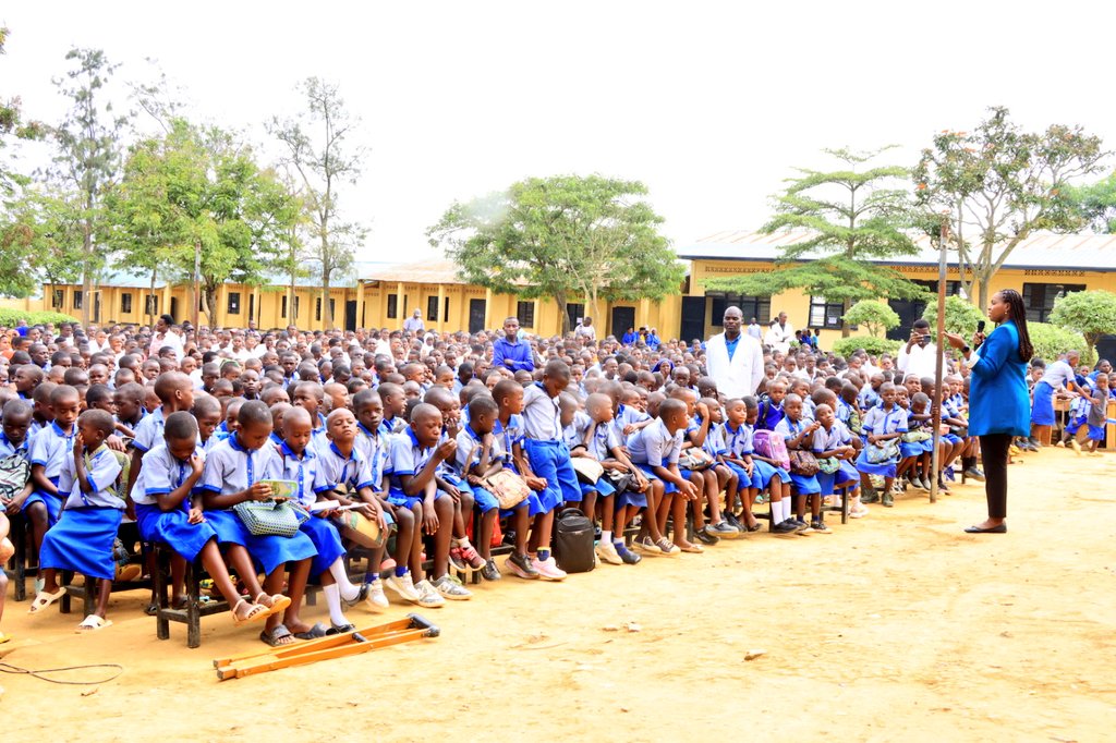 BugeseraDistr's tweet photo. Kuri uyu wa Mbere, Umunyamabanga wa Leta muri @Rwanda_Edu, @ClaudetteIrere,ari kumwe na Guverineri @PudenceR n'Umuyobozi w'Akarere @MutabaziRich,mu Kigo cya GS Dihiro, yahatangirije ubukangurambaga #FresheriKuIshuri bugamije kwimakaza #IsukuHose mu banyeshuri.
#UmwandaSiUwiRwanda https://t.co/J5R76rQCHA