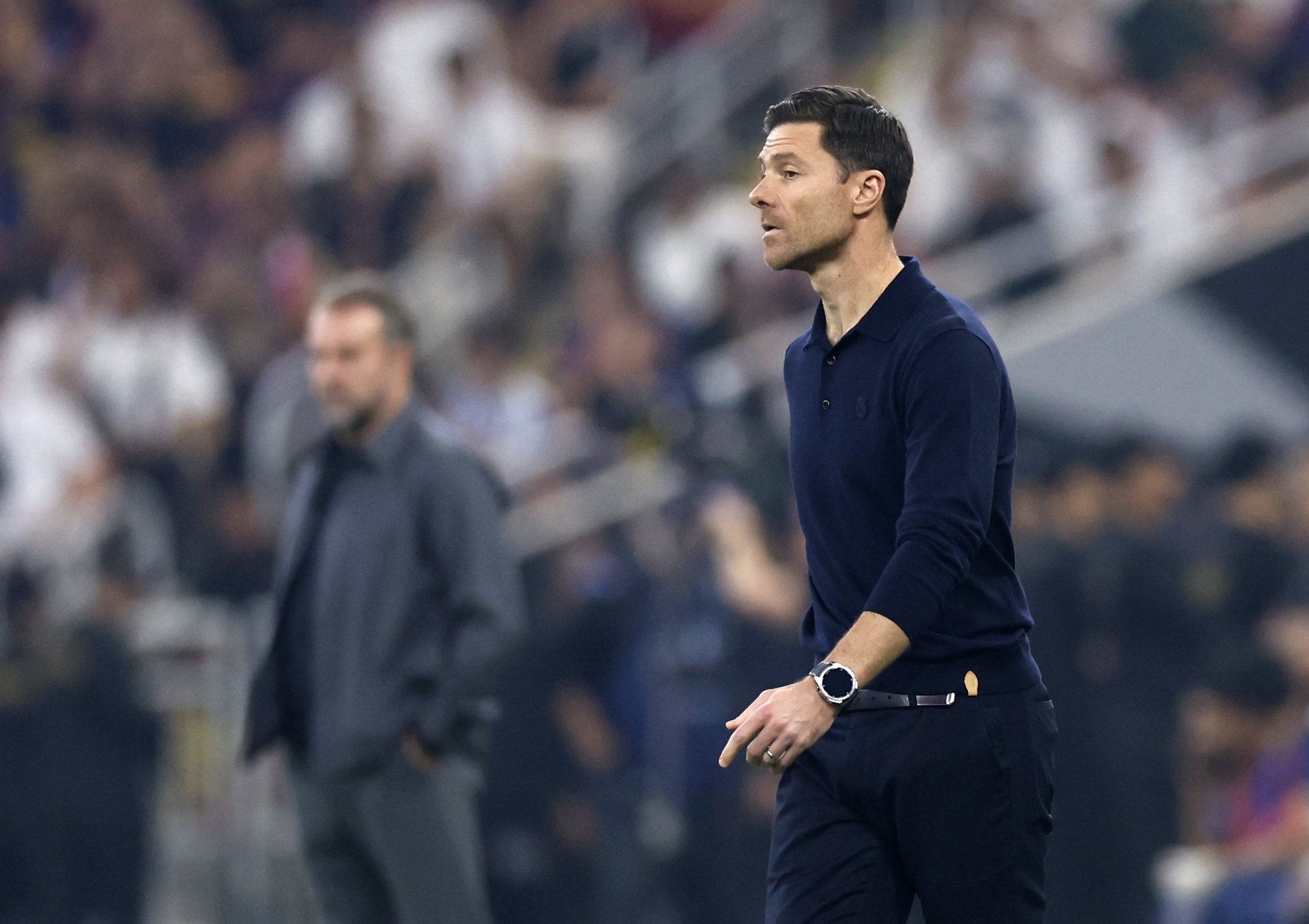 ألونسو مستمر مع الريال. خسارة "الكلاسيكو" لن تطيح بمدرب ريال مدريد تشابي ألونسو، خاصة مع الأداء الراقي الذي قدمه اللاعبون 