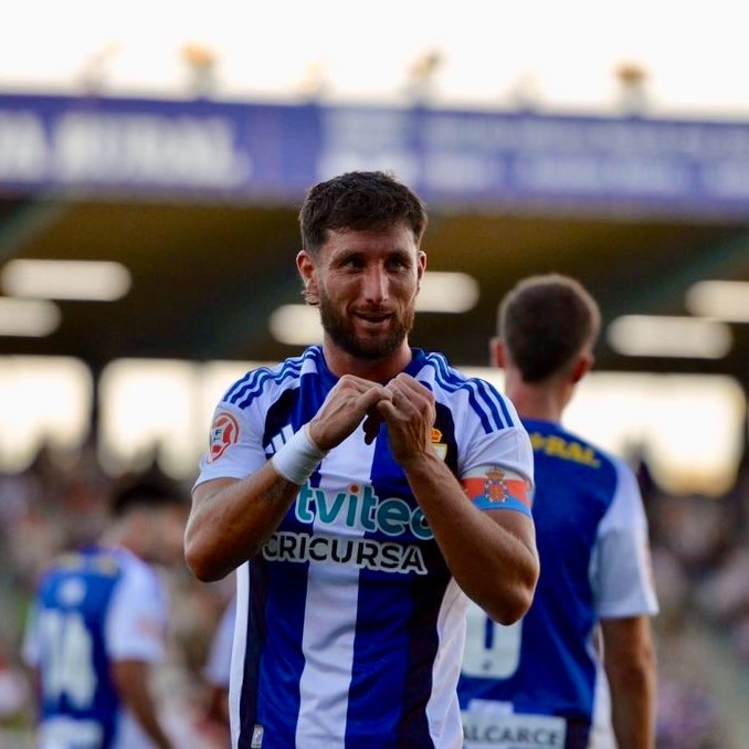 SDP_1922's tweet photo. Nuestro Borja Valle disputó en esta jornada su partido 100 como jugador de la Deportiva. ¡Enhorabuena, capitán!👏👏👏🤍💙🤍💙
#Adelanteyarriba
#SomosDeportiva https://t.co/qHPxUhynNb