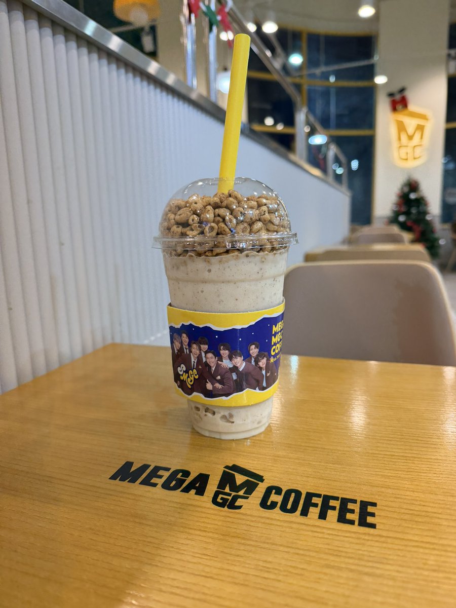 SUPERJUNIORから選んだのに
カップホルダーRIIZEだったよ🥺
SUPERJUNIORのカップホルダーがぁぁぁ🥲と言ったら直ぐにくれました🥳

どんな味よ～😅と不安だったけどめちゃ美味しい🫶

#SUPERJUNIOR
#메가MGC커피