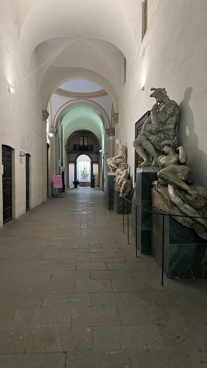 Сегодня в кафе как то тихо.