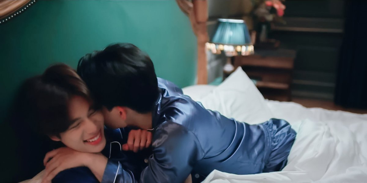 phuwin_meow21's tweet image. Phuwin's chin on pond's big hand 😭🤌