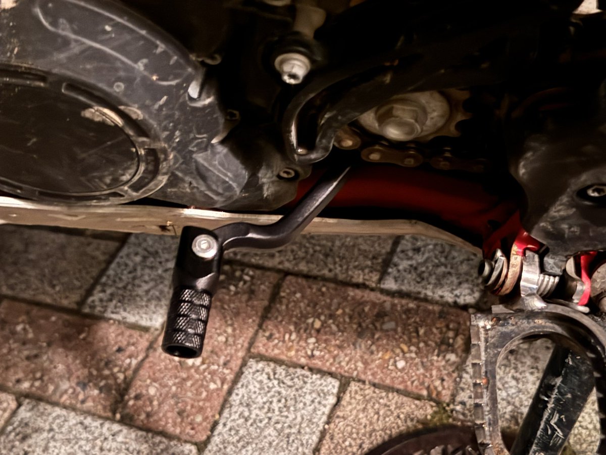 Laboyade's tweet image. 今日走ってたら知らん間にシフトペダル折れてた🥹
たまたま持ってた黒光りのアリ純正品に交換♪