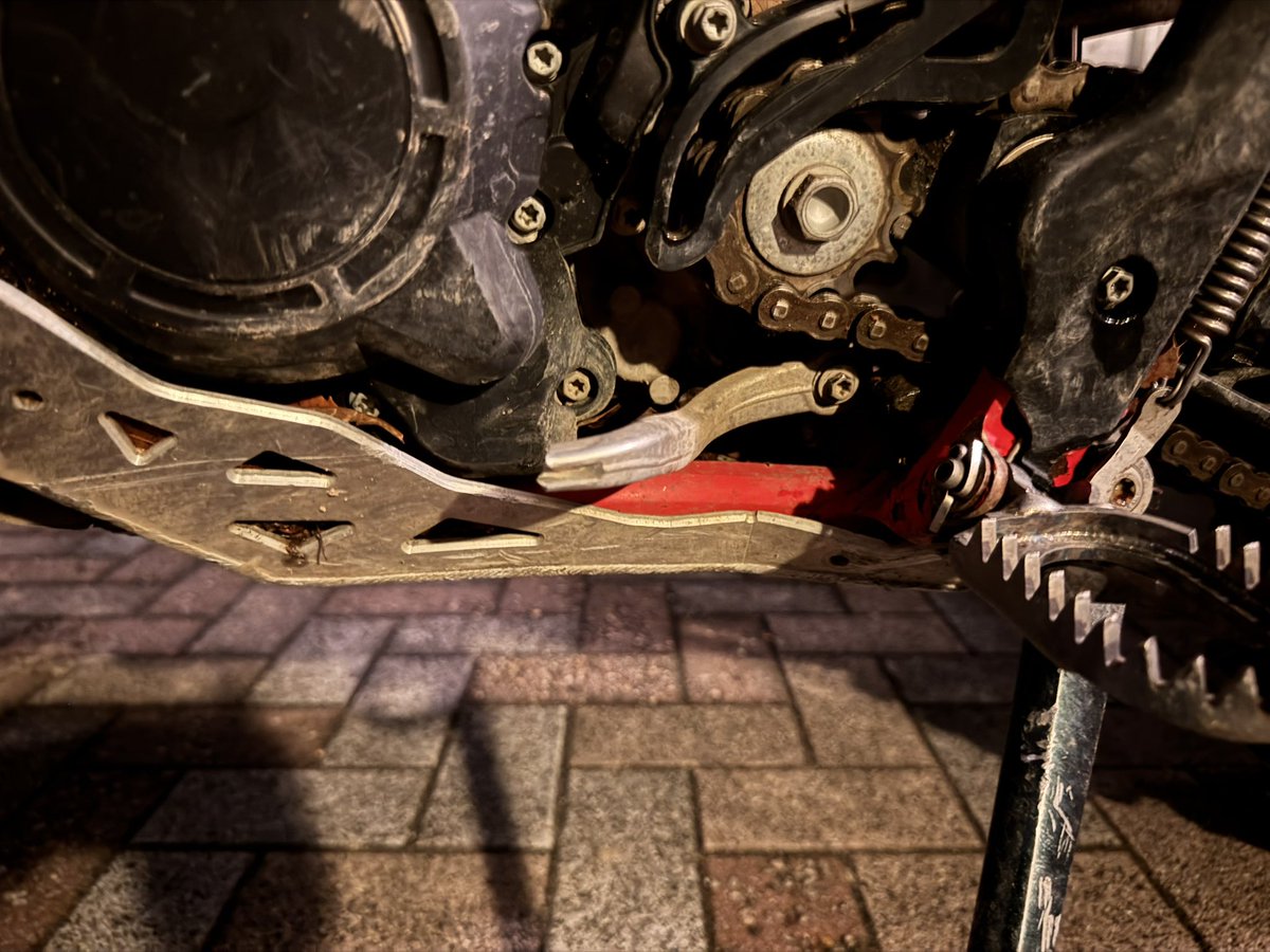 Laboyade's tweet image. 今日走ってたら知らん間にシフトペダル折れてた🥹
たまたま持ってた黒光りのアリ純正品に交換♪