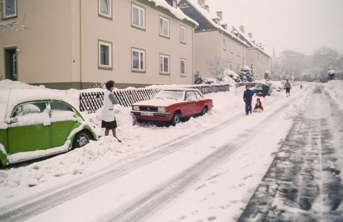 In der heutigen Zeit, hätte man meinen Eltern das Sorgerecht entzogen.
Die haben mich in den 70er Jahren tatsächlich bei so einem Wetter mit dem Schlitten vor die Tür geschickt und mich entlosen Gefahren ausgesetzt. 
Auch hat mein Vater mich mit gefährlichen weißen Kugeln