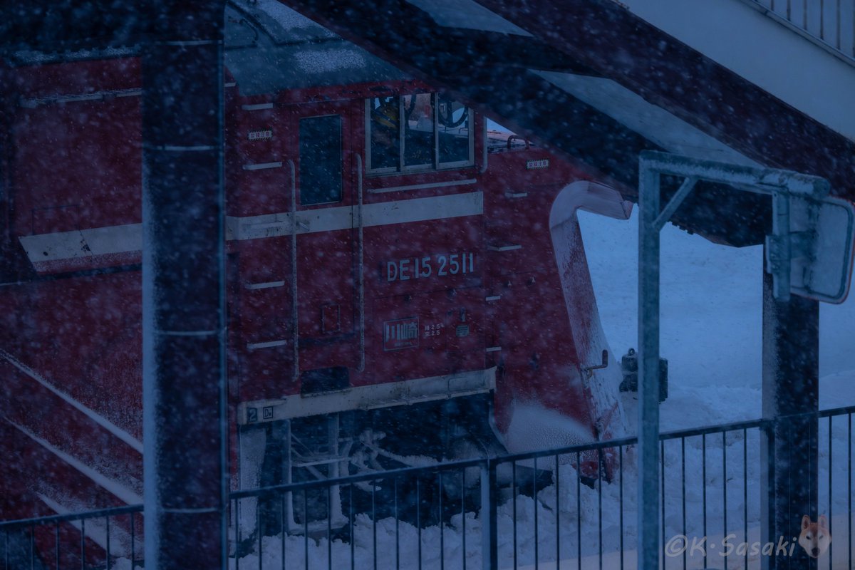 初めて351レを先で待ち伏せてみました。 当日の天気予報通り夕方から