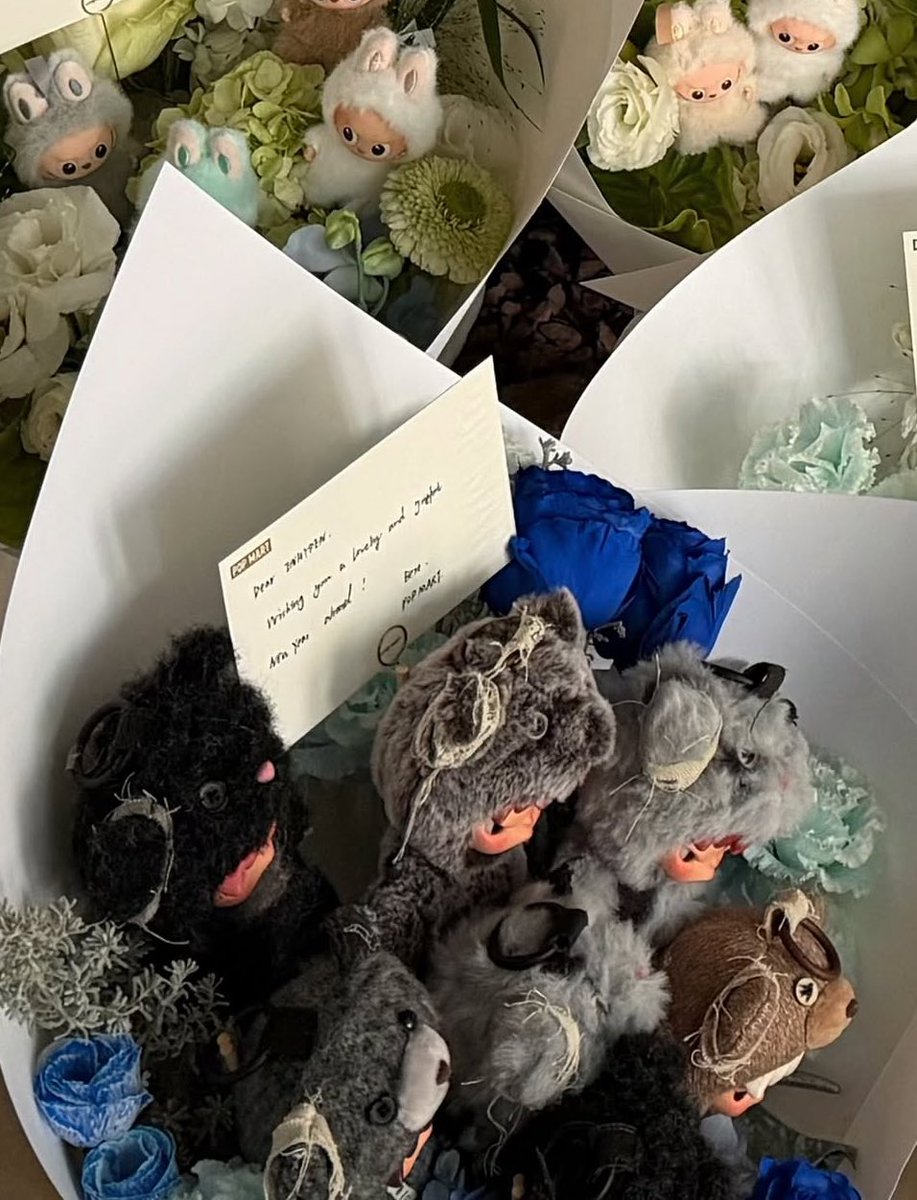 moonandenhypen's tweet image. POPMART gifted K-pop groups bouquet of popmart toys and ENHYPEN received the latest Hirono Road Journal series

@ENHYPEN #ENHYPEN