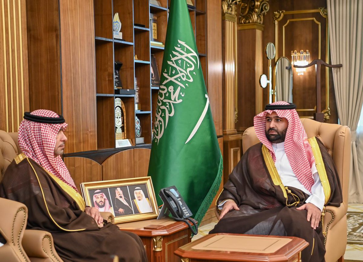 في جازان الجميلة بأهلها وطبيعتها ..
التقيت صاحب السمو الملكي الأمير محمد بن عبدالعزيز بن محمد بن عبدالعزيز، أمير المنطقة، حيث استعرضنا المشاريع الإسكانية والبلدية والاستثمارية، وناقشنا سبل تعزيز جودة الخدمات بما ينعكس مباشرة على حياة المواطنين.
#جازان_تستاهل