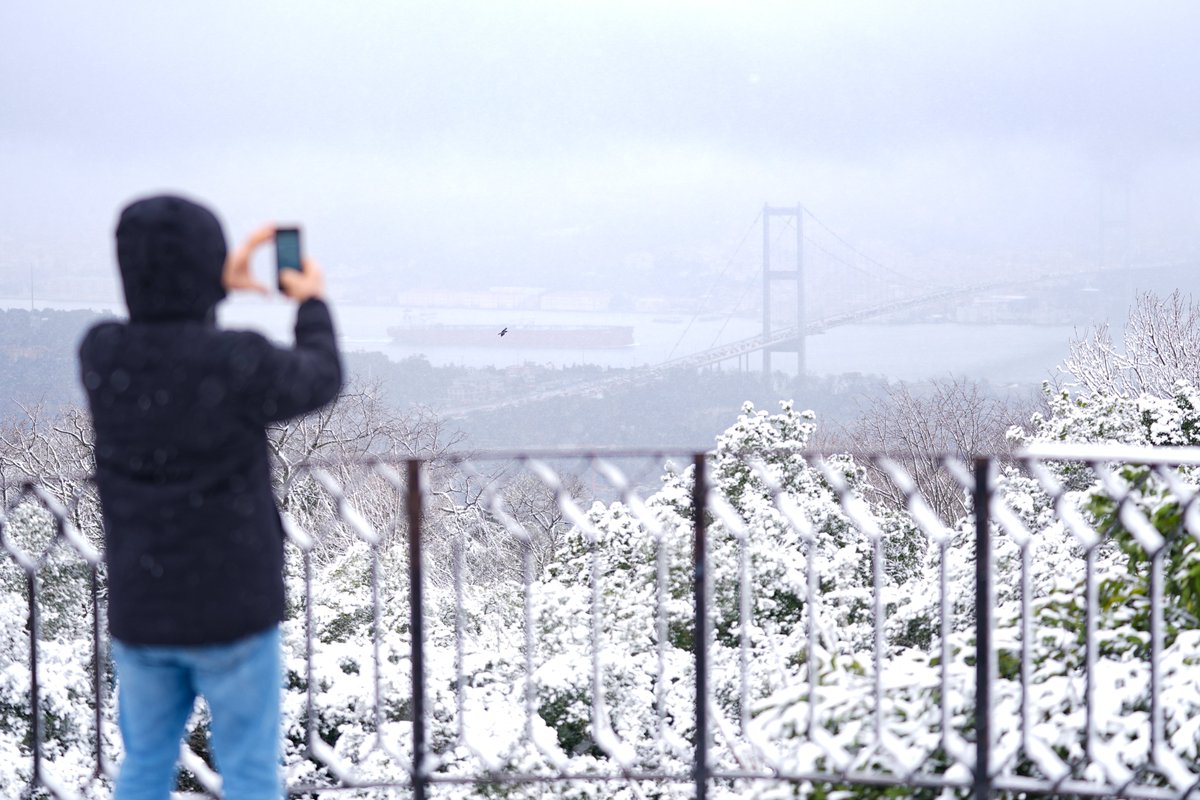 İstanbul'a az da olsa kar yağdı ❄️

Her kar tanesi; bu kadim şehrin omuzlarına düşen bir hatırlatma gibi. Geçmişin zarafetini, sabrını ve sükûnetini fısıldıyor.

Kubbelerin üstünde biriken beyazlık, yalnızca soğuk değil; bir arınma, bir nefes, bir yeniden başlama ihtimali.