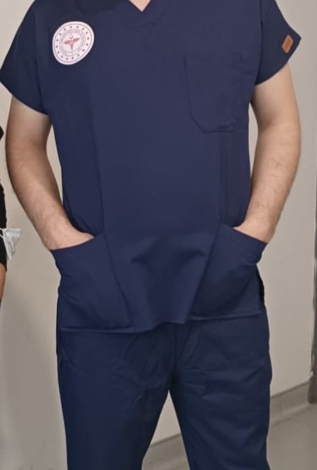 ibrahimpangiz's tweet photo. 📌 Bir forma, bir logo, bir soru…

Sağlık Bakanlığı’na ait resmî amblemin, sendikal bir faaliyet kapsamında forma üzerine basılarak dağıtılması hangi mevzuata dayanmaktadır?

Kamu kurumlarına ait logolar; 

🔹 Yetkisiz şekilde kullanılamaz
🔹 Sendikal faaliyetlerin parçası hâline getirilemez
🔹 Kurumsal tarafsızlığı zedeleyecek biçimde dağıtılamaz

Bu tür uygulamalar; 

❗ Bakanlığın onayı varmış algısı oluşturur.
❗ Kurum–sendika sınırlarını ortadan kaldırır.

Soruyoruz: 

➡️ Bu kullanım için yazılı bir izin var mıdır?
➡️ Varsa kamuoyu neden bilgilendirilmemiştir?
➡️ Yoksa kurallar, sadece bazıları için mi esnetilmektedir?

Bu bir iddia değil, bu bir kamusal sorgulamadır.

Değerlendirme sağlık çalışanlarının ve kamuoyunundur.

@saglikbakanligi @tcbestepe @drzelihaaksaz 

İlgili paylaşım: https://t.co/EbXX9lHisU