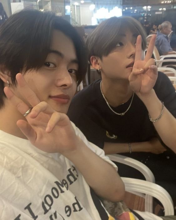 ijaeyunyou's tweet image. ที่ผ่านมา8ปีลีโอซังวอนไม่เคยถ่ายรุปกับใกล้กันขนาดนี้เลยแต่พออีเวควันจะขายสาววายมันเสกมาให้แก้มแนบแก้มเลยอะ อืม กี่แสนล่ะใบนี้