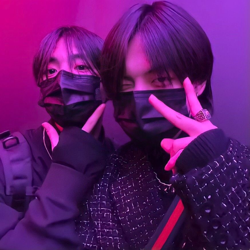 ijaeyunyou's tweet image. ที่ผ่านมา8ปีลีโอซังวอนไม่เคยถ่ายรุปกับใกล้กันขนาดนี้เลยแต่พออีเวควันจะขายสาววายมันเสกมาให้แก้มแนบแก้มเลยอะ อืม กี่แสนล่ะใบนี้