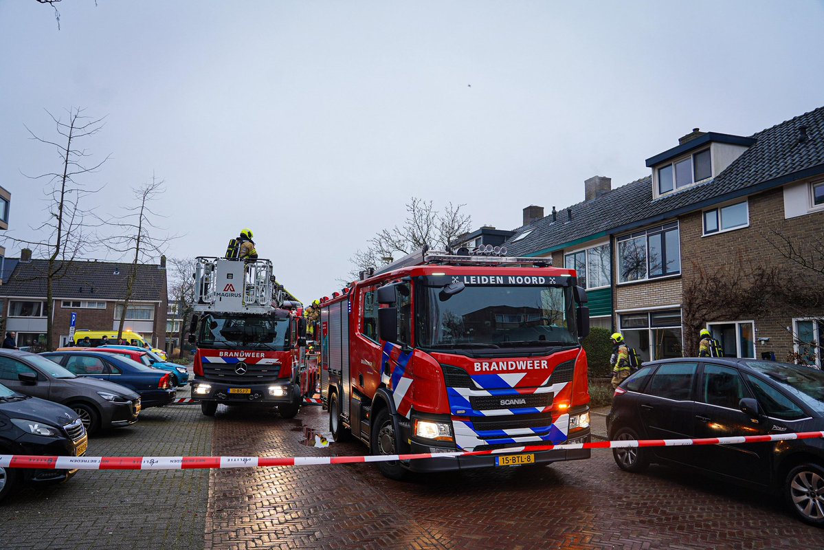 Katten gered bij forse zolderbrand