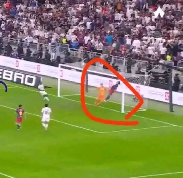 mohamed29_fcb's tweet image. كنت قولت قبل كده إن رافينيا بيحب برشلونة أكتر من أي واحد فينا

هوا مش بس بيحب النادي، هوا كمان أرجل وأهم لاعب عندنا

بينزل كل ماتش يحط الجونين او المساهمتين اللي هيكسبونا من فرص معدومة ويقلبها مدعكة ضغط

لا بيقعد يعمل مراوغات من نص الملعب ملهاش داعي يخسر بيها الاستحواذ عشان…