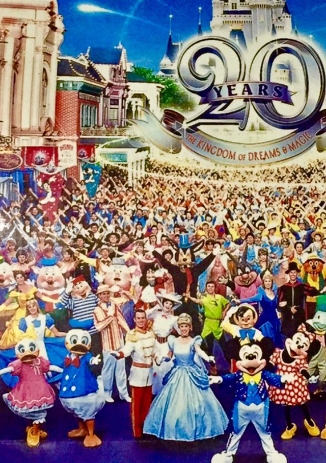 D78_com's tweet photo. ドナルドが今の顔に変わったのは2003年、TDL20周年のとき

面白いのは2002年に最初の20周年イメージイラストが公開されたときはまだお顔変わってなくて2003年になるタイミングでチェンジ

2、3枚目はOLC企業カレンダーなんだけど、2002年年末頃初出しって感じ？

#TDR_history https://t.co/yLUEj4J8HK