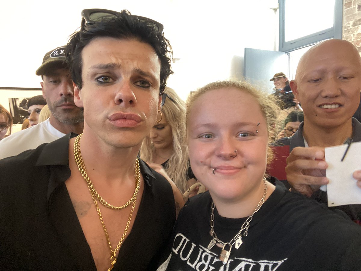 Anna_Sparklez's tweet photo. Reunited 🖤
@yungblud https://t.co/hn8qg3ytfI