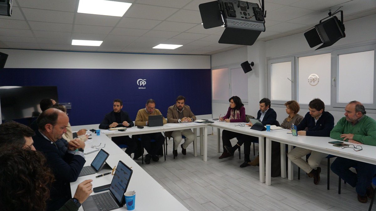 Hoy hemos reunido al Comité de Dirección del <a href="/PPdeSevilla/">PP de Sevilla</a> para analizar el momento político y seguir trazando el rumbo.

Frente al ruido y la propaganda, más trabajo, más coordinación y una oposición firme al sanchismo, pensando solo en lo que necesitan los sevillanos.