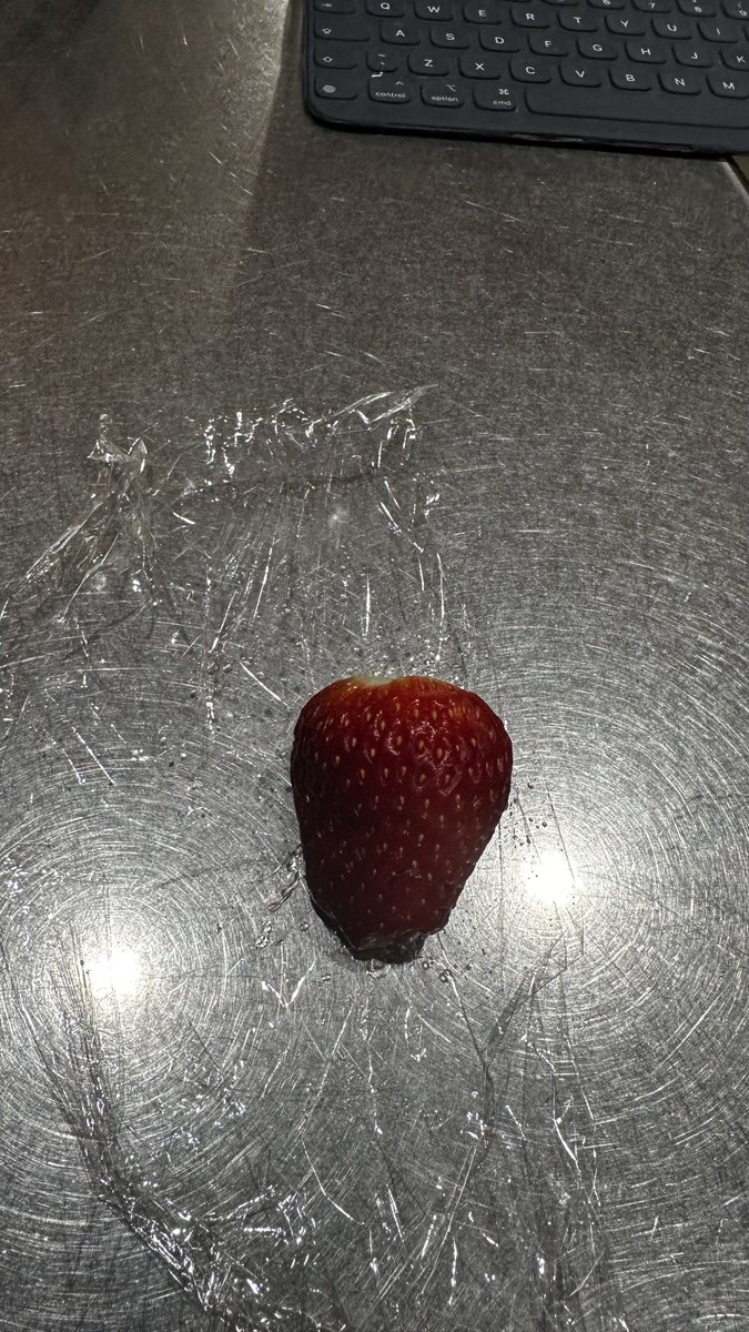 ３歳娘がこれはぴぴの分ね！ってくれた苺
アレルギーがわかってても狭義の"それ"が
わからなくて、なんでこれもアレルギーなの？と娘の質問攻め。
それでもジャムなら食べれるんだよね？って覚えててくれたのでこれジャムにしてねって可愛い娘に泣きそうになる。