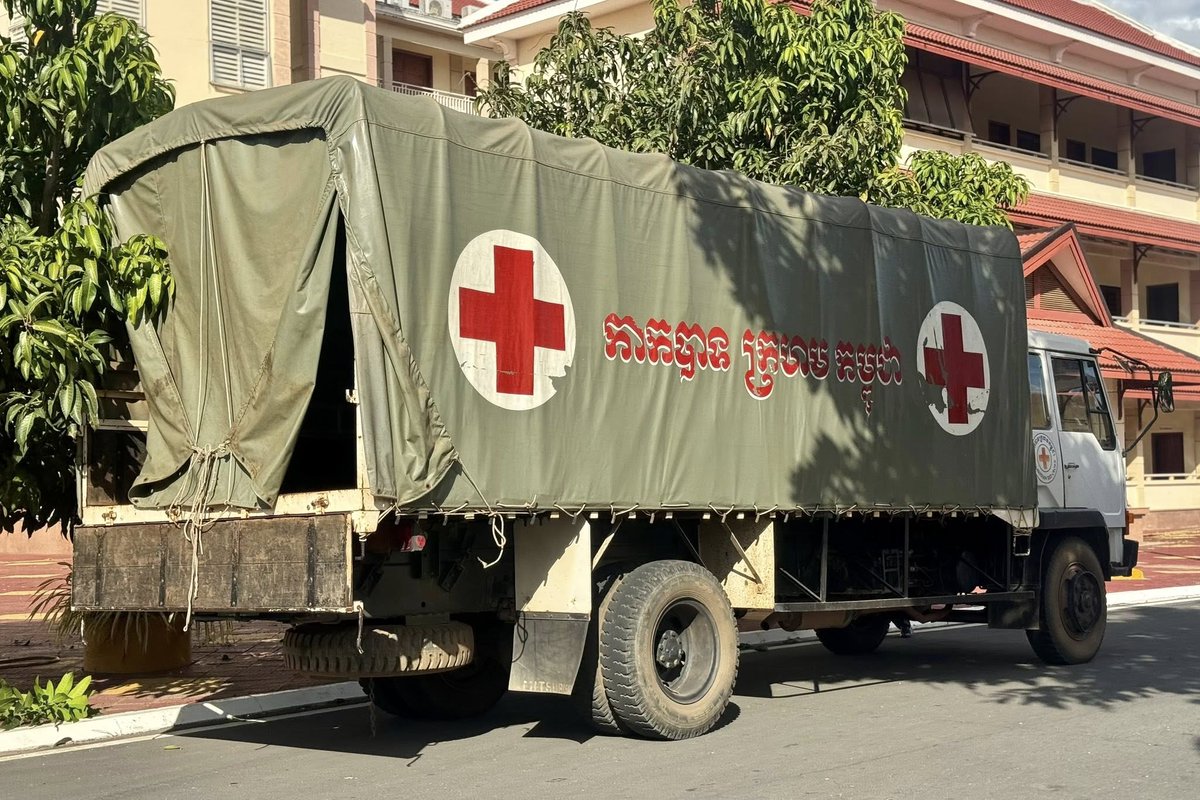 Cambodian_RC's tweet image. #President of #CRC urgently approved humanitarian relief (100 metric tons of rice/1,000 boxes of drinking water-soft drink) to 5 targeted provinces for distribute to #IDP families @safe #centers. (22 Dec 2025)
facebook.com/photo/?fbid=89…