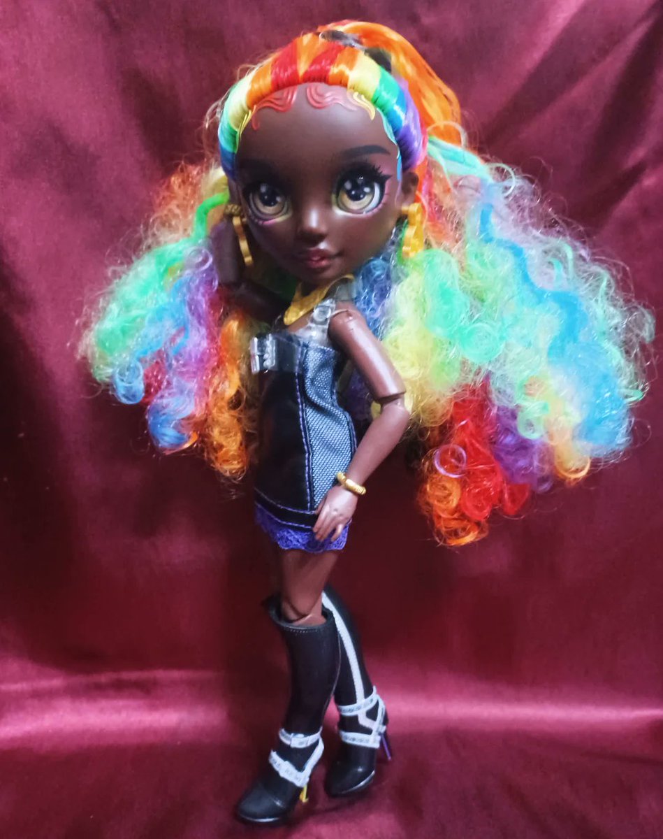 VeronicaStorm98's tweet photo. Have you ever wondered what lurks behind the Liquid Rainbow Portals of Rainbow World?🖤🌈
#rainbowhigh #mga #dolls #rainbowworld #irisbow #rainbowhighiris #rainbowhighdolls #rainbowhighdoll #dollphotography #restyle #dollrestyle https://t.co/ruIk1qHDfY