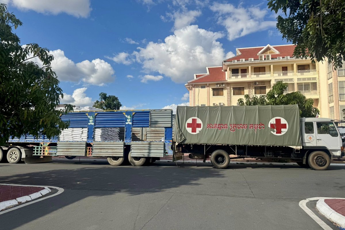 Cambodian_RC's tweet image. #President of #CRC urgently approved humanitarian relief (100 metric tons of rice/1,000 boxes of drinking water-soft drink) to 5 targeted provinces for distribute to #IDP families @safe #centers. (22 Dec 2025)
facebook.com/photo/?fbid=89…