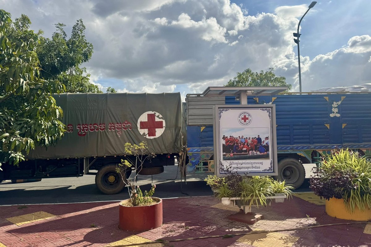 Cambodian_RC's tweet image. #President of #CRC urgently approved humanitarian relief (100 metric tons of rice/1,000 boxes of drinking water-soft drink) to 5 targeted provinces for distribute to #IDP families @safe #centers. (22 Dec 2025)
facebook.com/photo/?fbid=89…